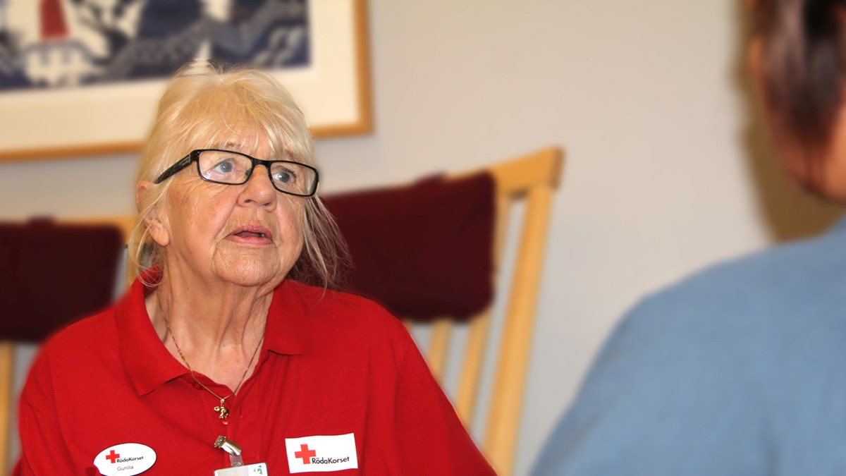 Gunilla Aleniusson är en av Röda Korsets volontärer.