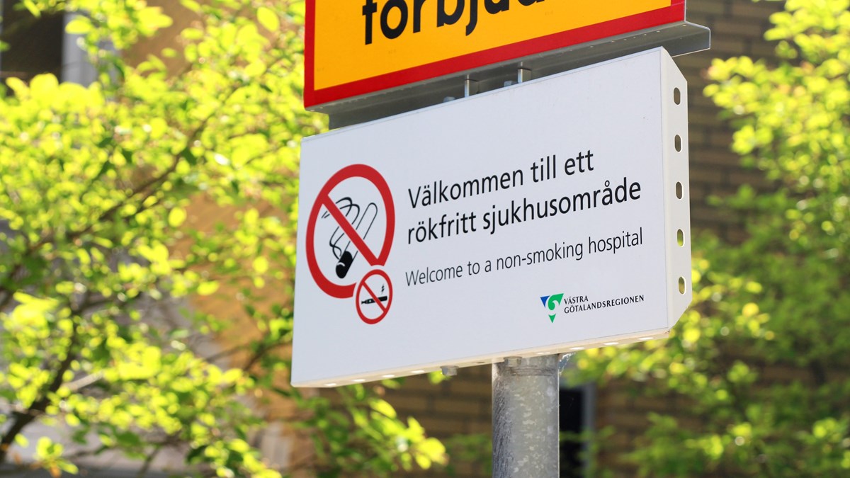 Skylt med texten Välkommen till ett rökfritt sjukhusområde