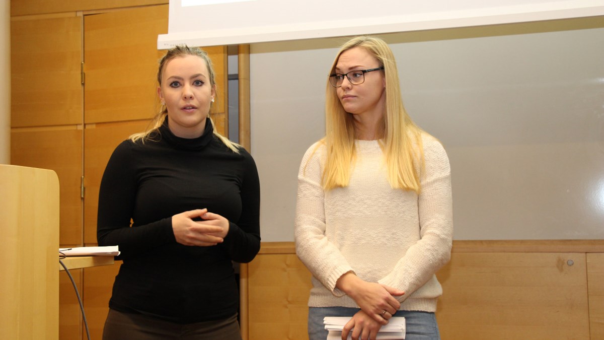 Anna Johansson och Isabella Schultz presenterar sitt examensarbete.