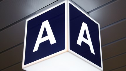 Foto på lysande skylt i taket med bokstaven A.