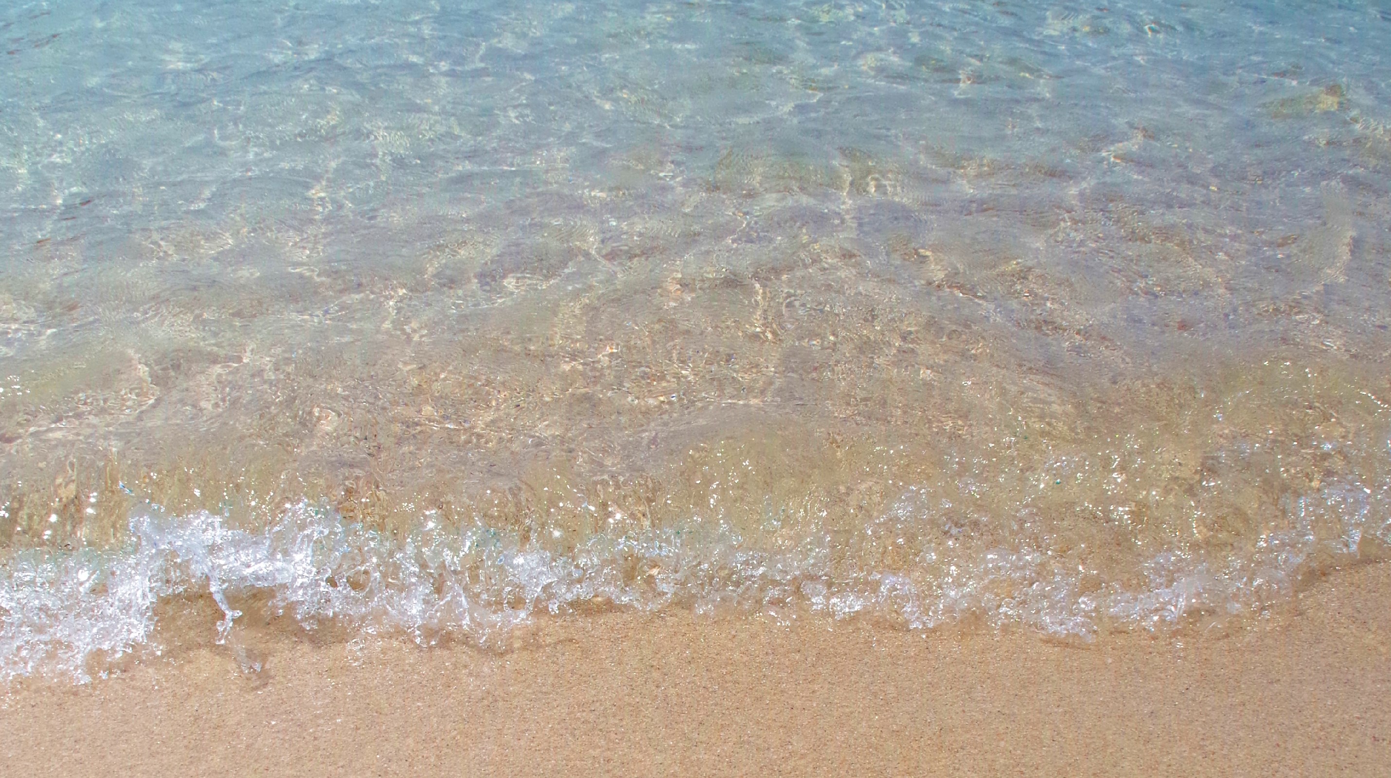 Vatten på väg in mot strand.