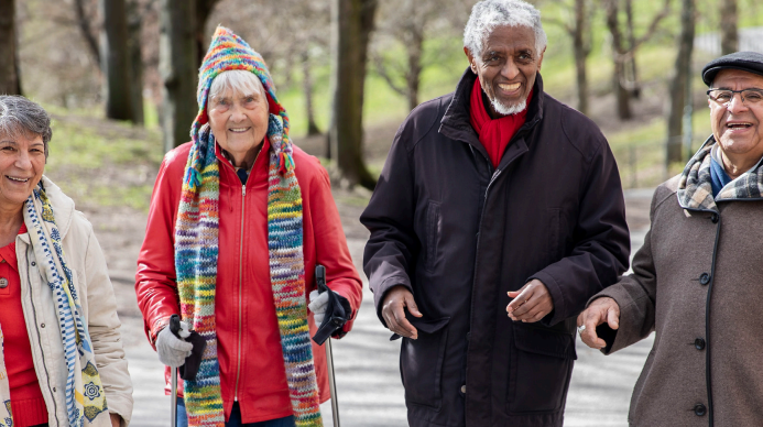 Äldre människor på prommenad