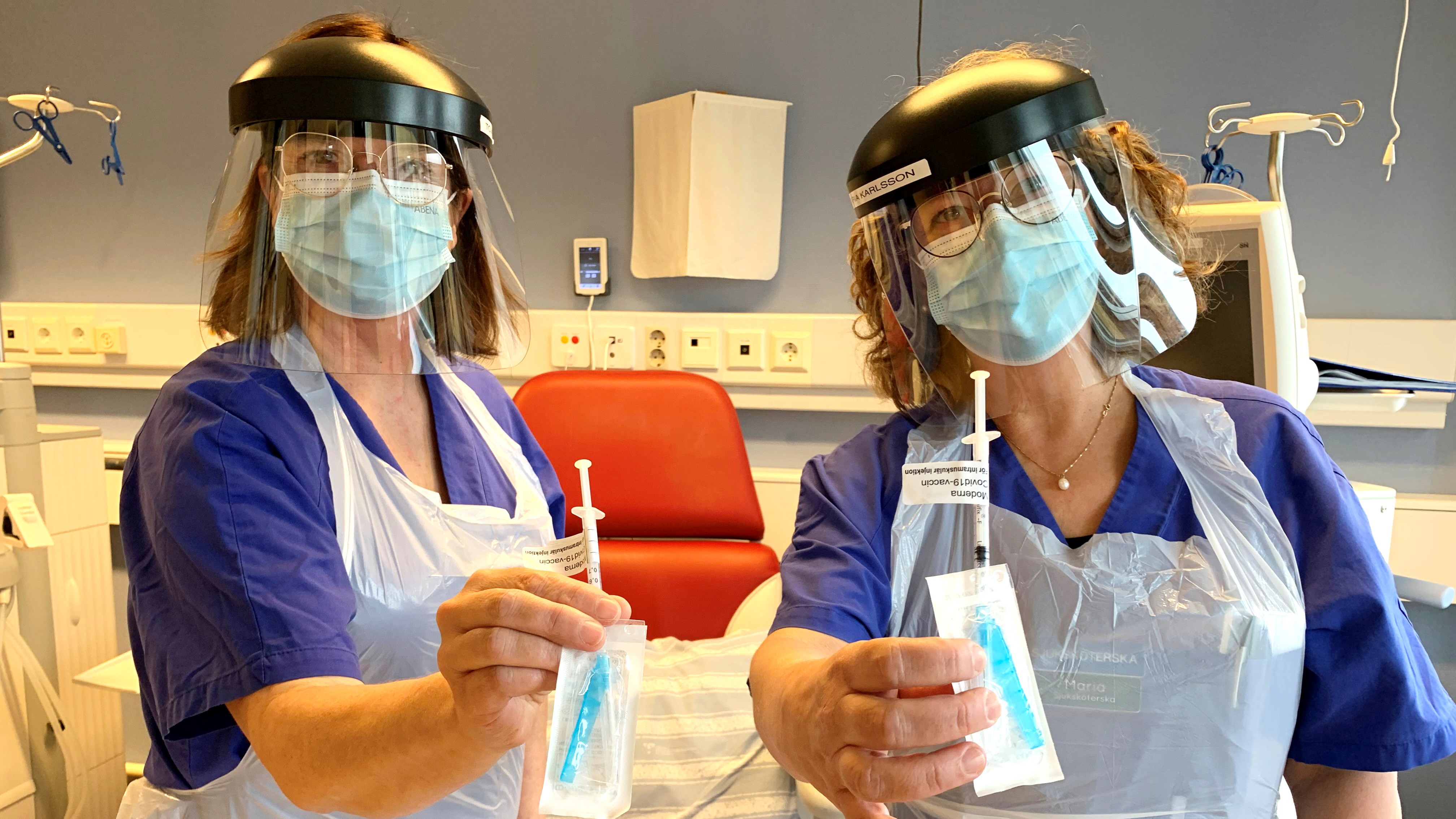 Tove Norman och Maria Karlsson med vaccin mot covid-19