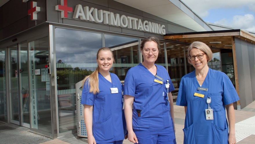 Tre apotekare står utanför akutmottagningen