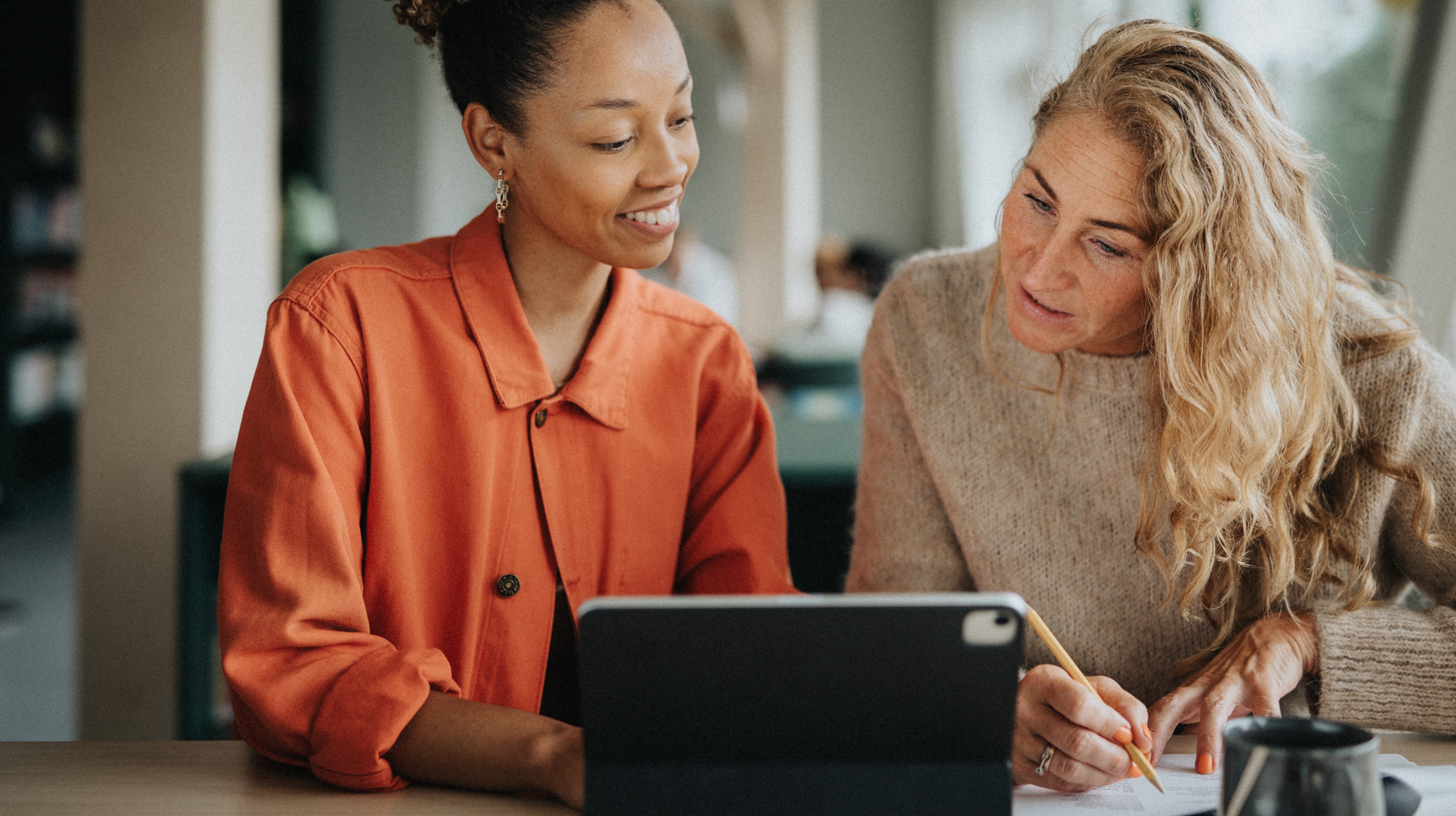 Två personer som arbetar framför en skärm