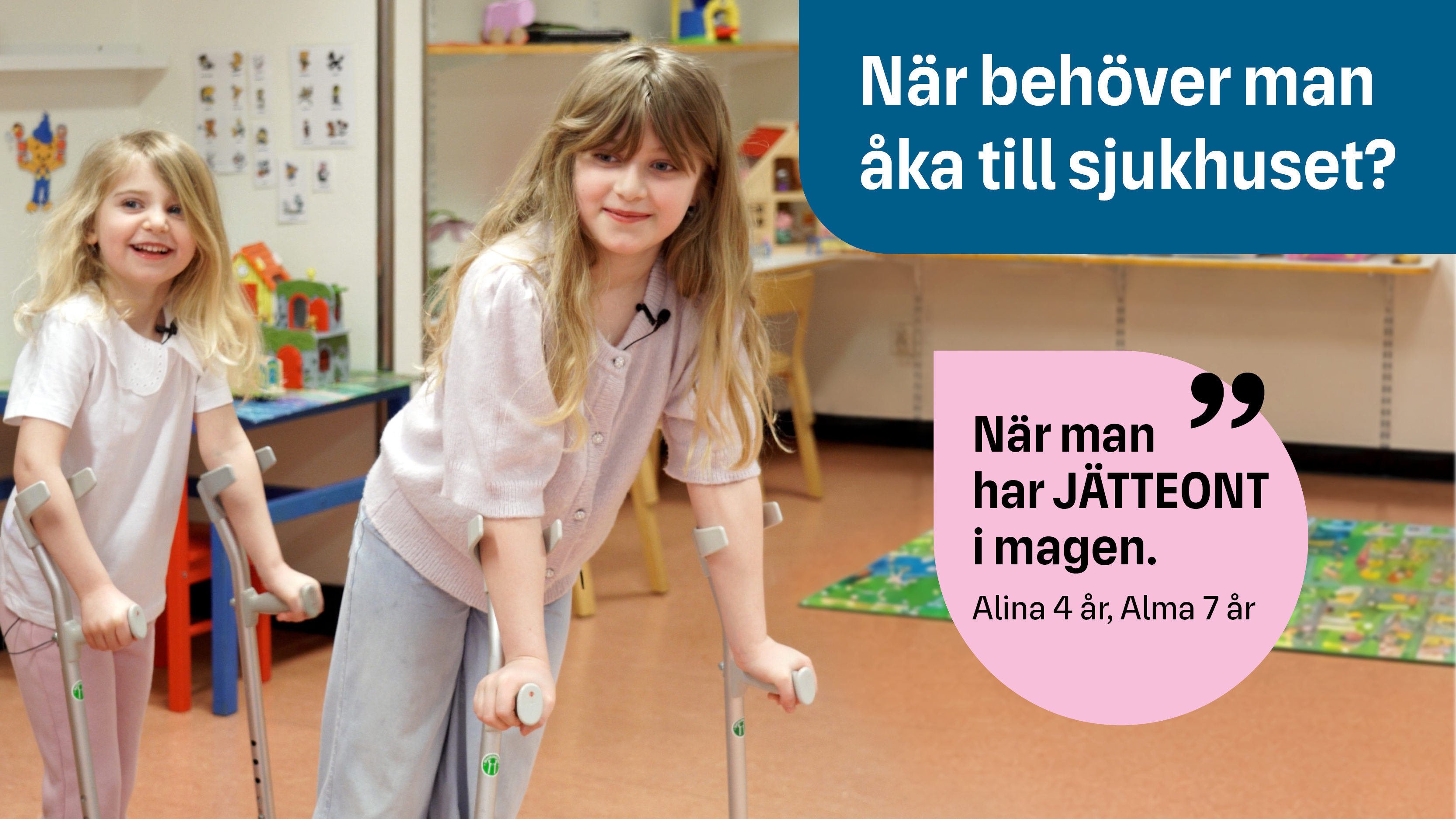 Två tjejer hoppar på kryckor och är glada