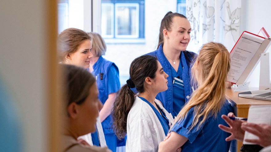 Grupp med kvinnor i sjukhuskläder