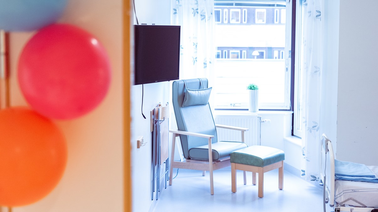 Sjukhussal, ballonger besöksstol och säng