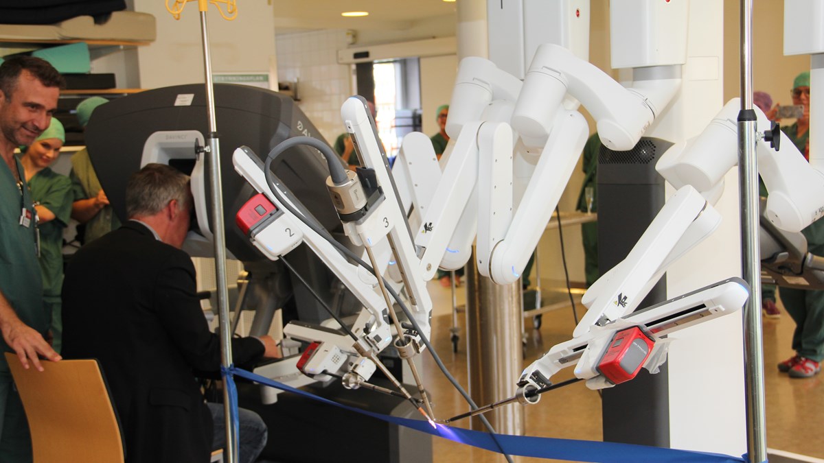 Sjukhusdirektören klipper band med robot