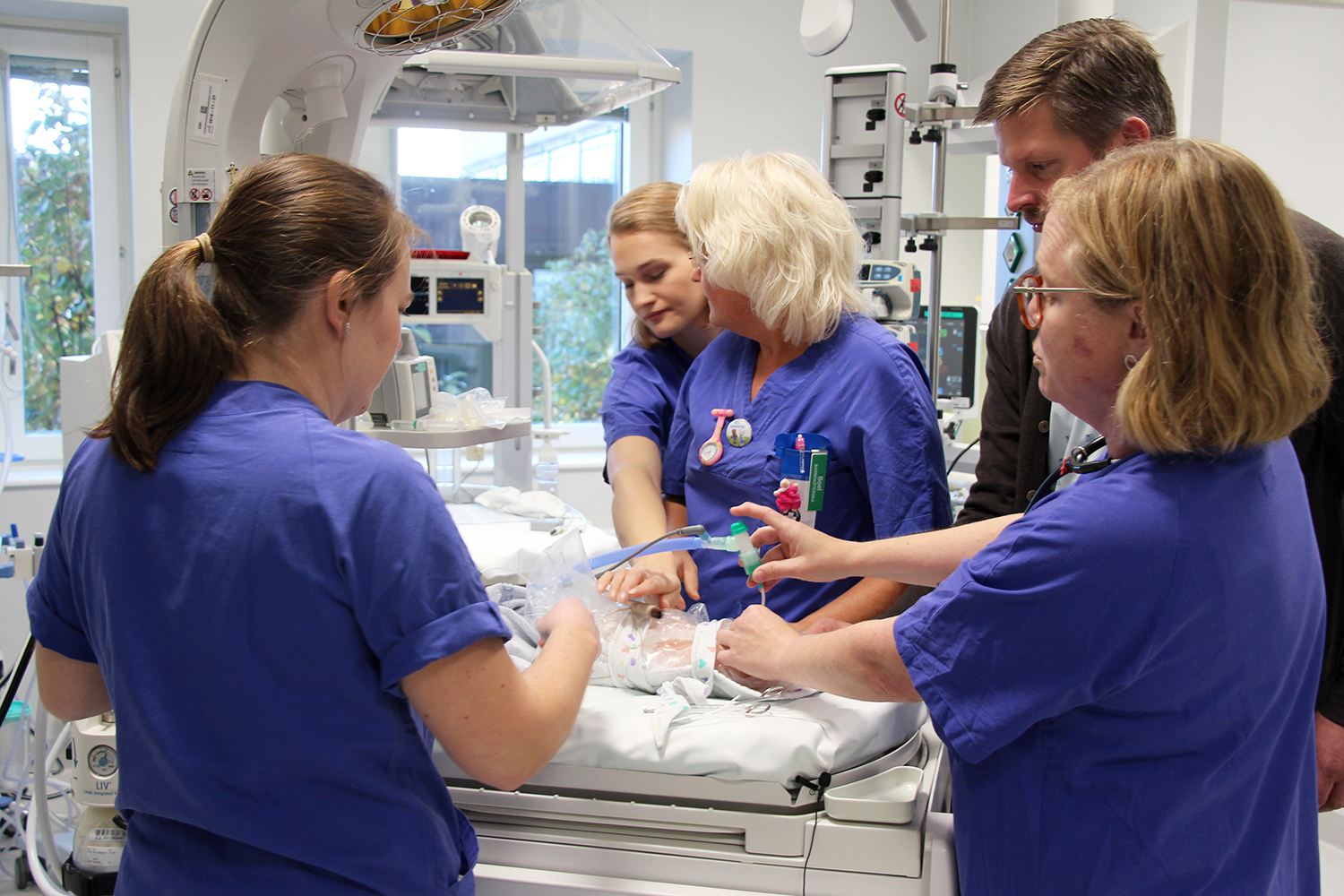 Några av medarbetarna på avdelning 34 neonatalvård genomför en scenarioträning i de nya lokalerna.