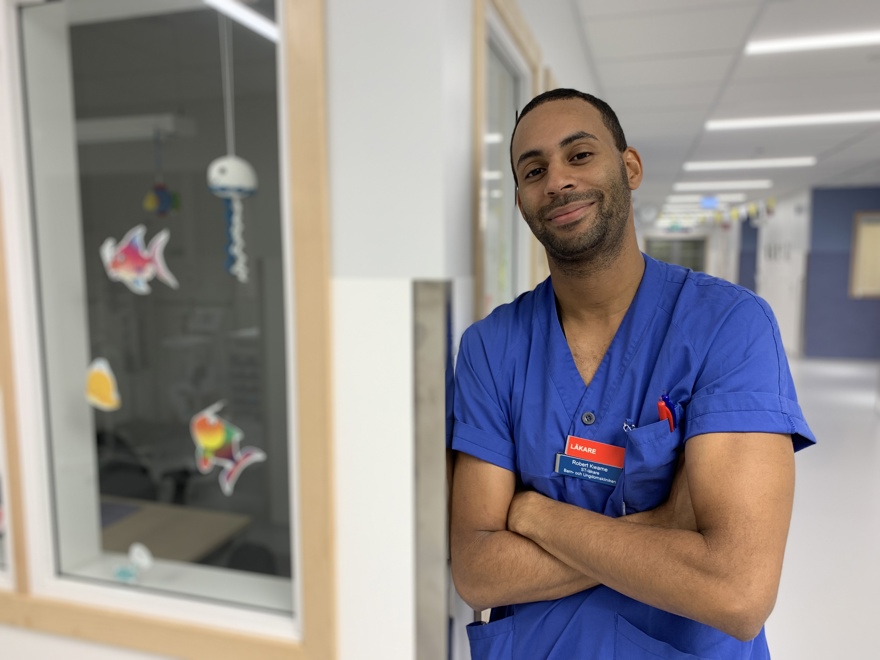 Robert Kwame har hittat hem i barn- och ungdomssjukvården.